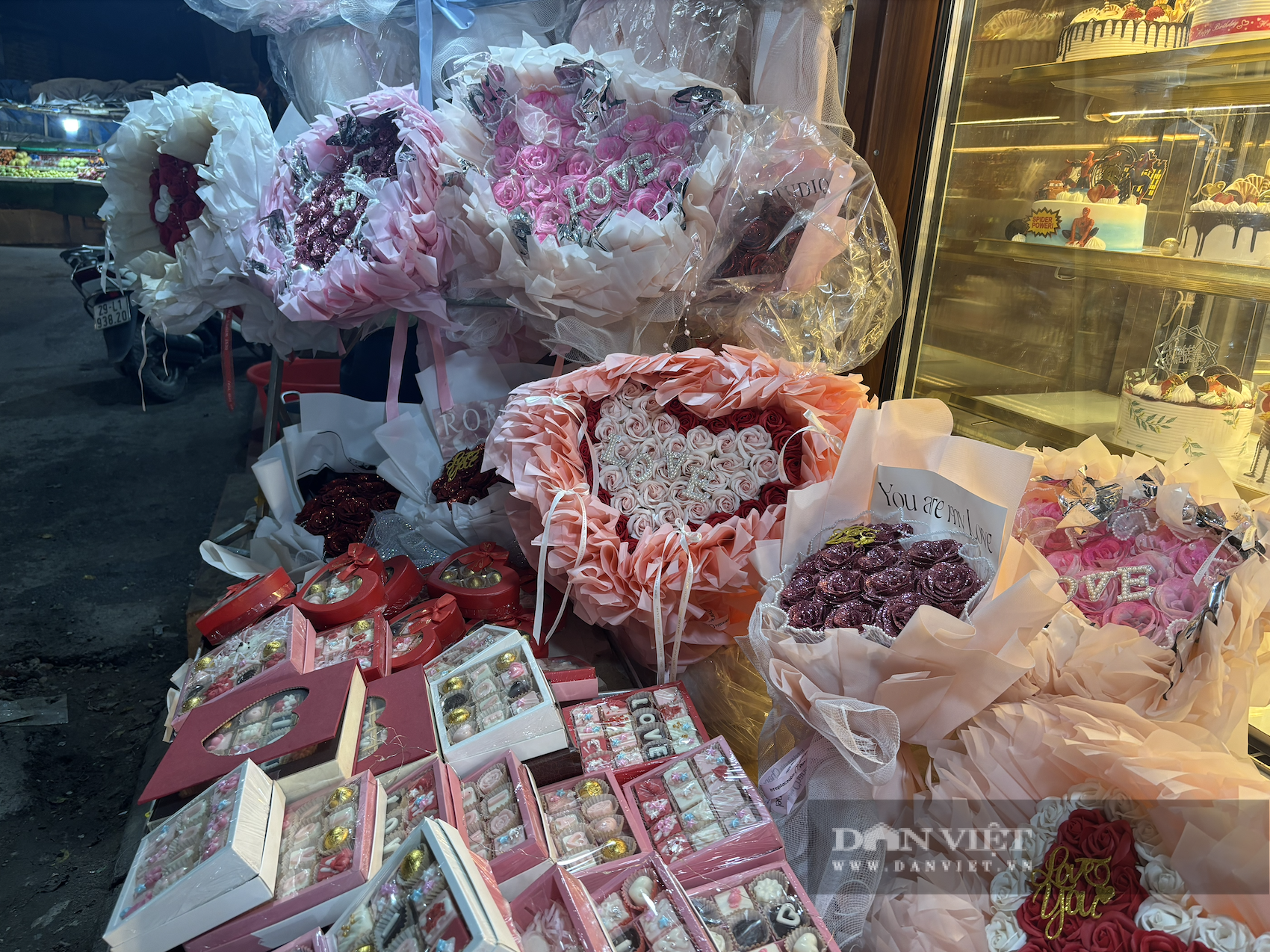 Ngoài hoa tươi, thì hoa nhũ cũng được nhiều người chọn đặt mua bởi độ bền. Ảnh: Nhật Hà