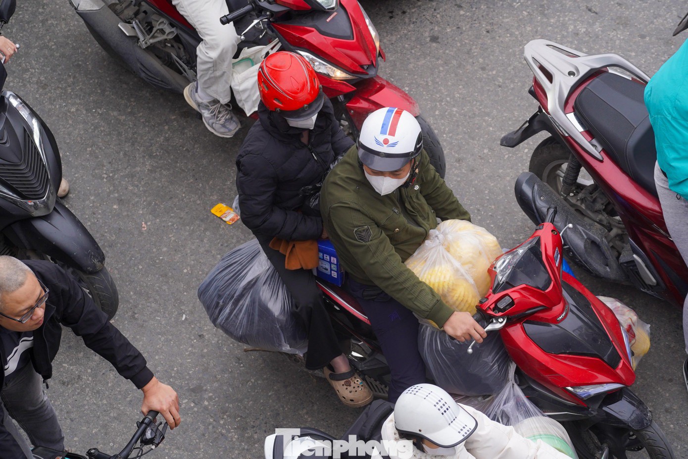 Vali, hàng hóa lỉnh kỉnh trên những chuyến xe rời phố - hình ảnh quen thuộc trong ngày làm việc cuối cùng trước kỳ nghỉ Tết.