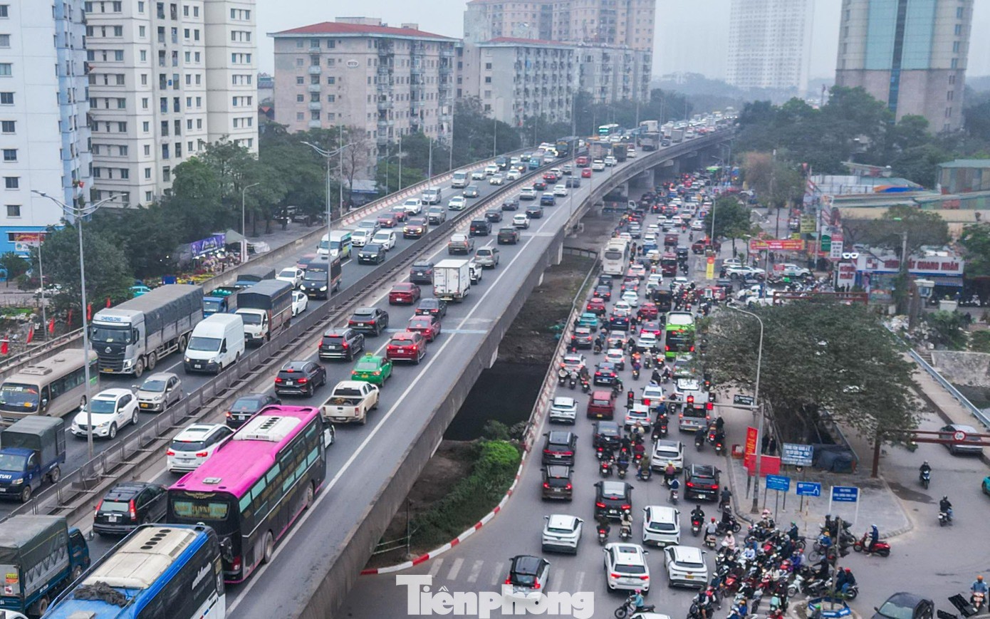 Trái ngược với cảnh ùn tắc nơi cửa ngõ, ở chiều ngược lại, các trục đường hướng vào nội thành lại rất "dễ thở", phương tiện lưu thông thuận lợi.