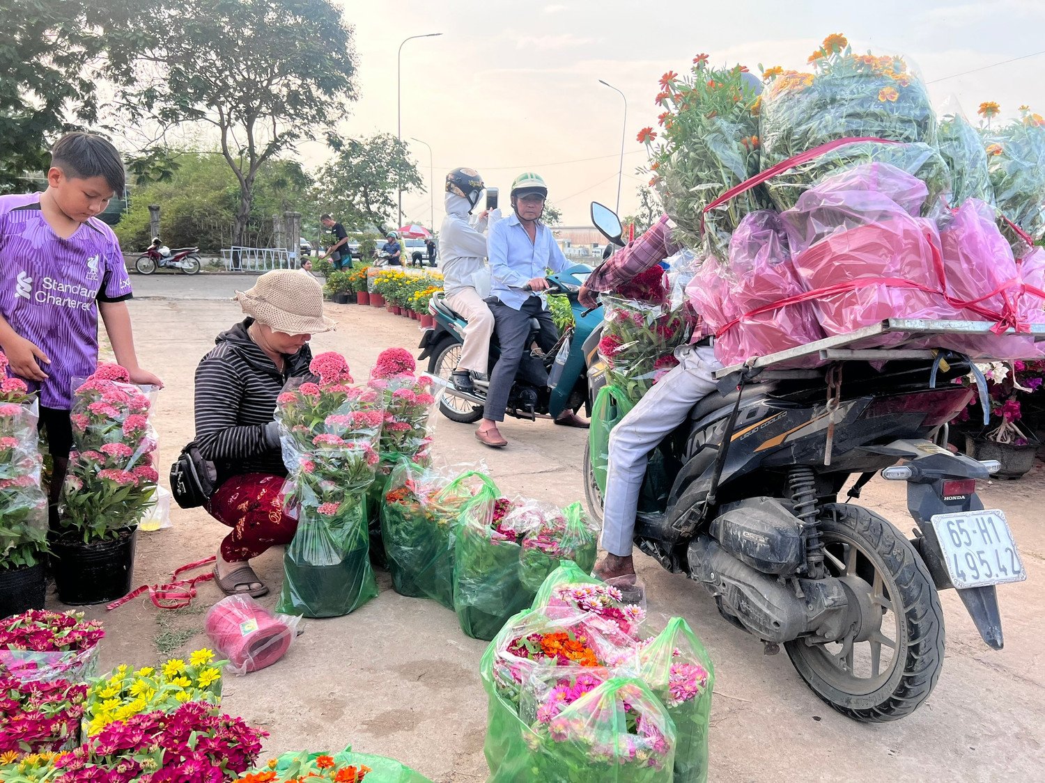 Chợ hoa xuân Bình Điền có 282 gian hàng. Đơn vị tổ chức là Tổng Công ty Thương mại Sài Gòn (SATRA). SATRA miễn phí tiền thuê sạp cho các nhà vườn. Ngoài ra, nhà vườn có thể gửi hoa lại chợ sau 12h ngày 29 Tết, đơn vị tổ chức sẽ phân công người trông nom cẩn thận để sau Tết nhà vườn lên lấy về, tái sử dụng cho mùa sau.