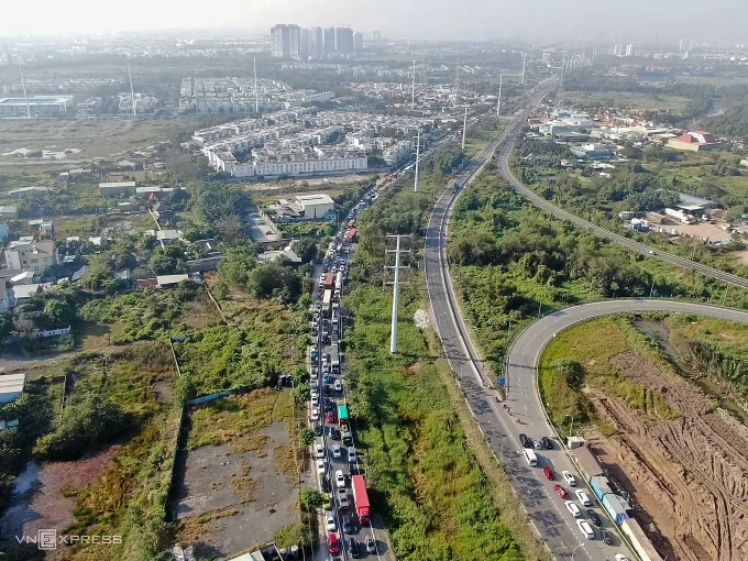 Ùn tắc trên đường Võ Chí Công đoạn chờ lên cao tốc TP HCM - Long Thành, khi lực lượng chức năng phải hạn chế xe lên cao tốc để giảm áp lực giao thông, tháng 1/2026. Ảnh: Giang Anh