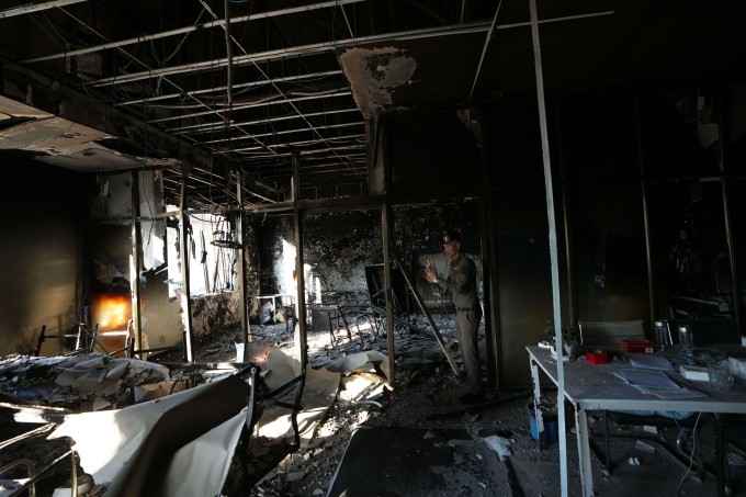 Một "phòng làm việc" bị phá hủy trong trung tâm lừa đảo ở thị trấn O'Smach, Campuchia, hôm 2/2. Ảnh: AP