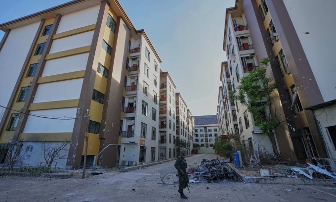 Bên trong khu phức hợp lừa đảo bỏ hoang tại thị trấn O'Smach ở biên giới phía bắc Campuchia, giáp Thái Lan, hôm 2/2. Ảnh: AP
