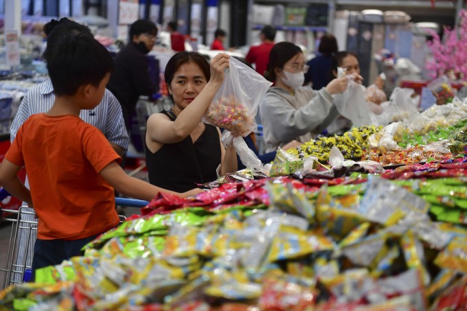 Các mặt hàng bánh kẹo đồng giá 5.000 đồng cũng được ưa chuộng tại siêu thị. Ảnh: Thanh Tùng