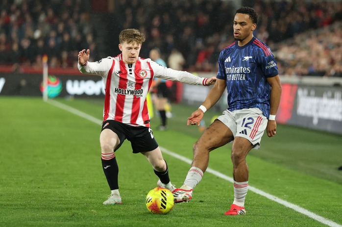 Quần áo đấu phối màu ‘dị’ khi Arsenal làm khách Brentford. Ảnh: AP