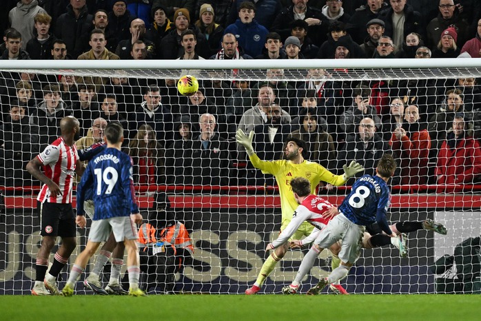 Trong bộ trang phục thi đấu "dị", Arsenal chỉ kiếm được 1 điểm trước chủ nhà Brentford hôm 13-2. Ảnh: SunSport