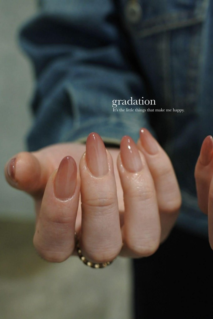 Xu hướng làm đẹp móng ombre đang được phái đẹp ưa chuộng nhờ hiệu ứng chuyển màu mềm mại, tinh tế nhưng không kém phần nổi bật.