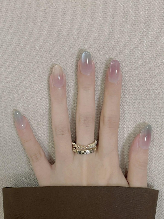 Ombre là kỹ thuật tạo hiệu ứng chuyển màu dần dần và hài hòa từ đậm sang nhạt hoặc ngược lại, được ứng dụng nhiều trong làm đẹp từ nhuộm tóc đến sơn móng, phun xăm.