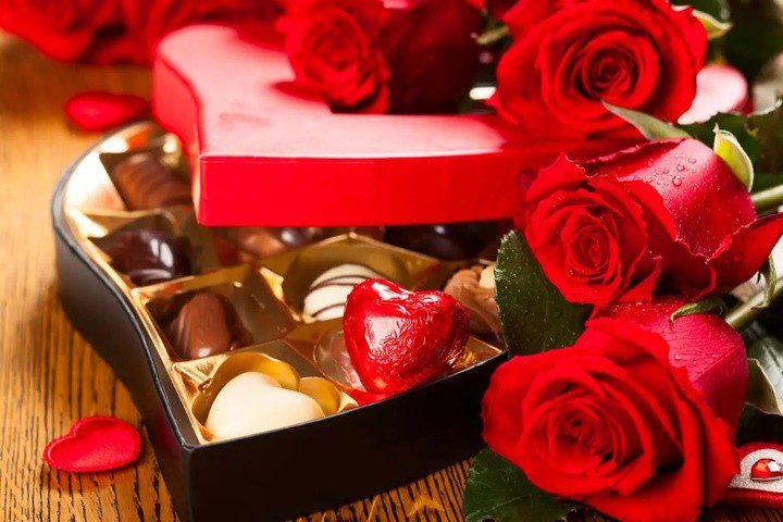 Hoa và chocolate là món quà truyền thống dịp Valentine Đỏ. (Ảnh: Stock Adobe)