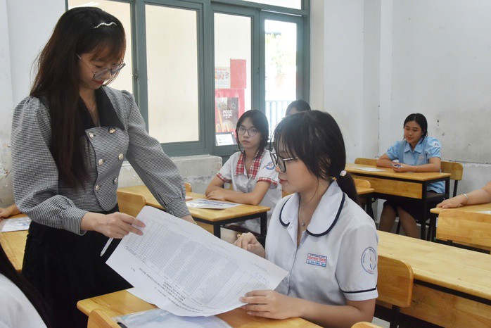 Các kỳ thi chuyển cấp luôn đầy áp lực khiến nhu cầu dạy thêm - học thêm gia tăng. Ảnh: TẤN THẠNH