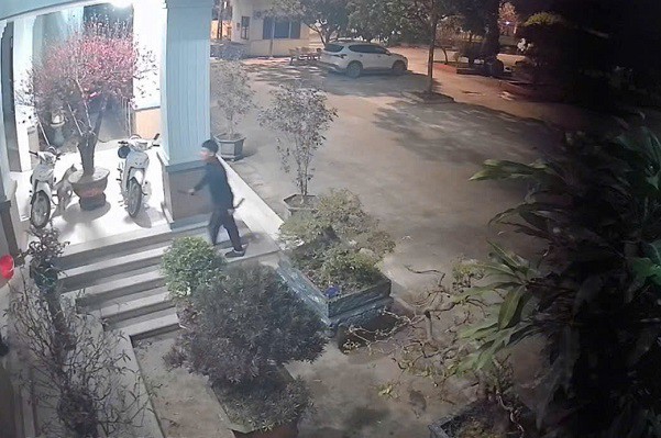 Hình ảnh Lộc cầm dao vào trụ sở công an chửi bới, đe dọa. Ảnh: Công an cung cấp