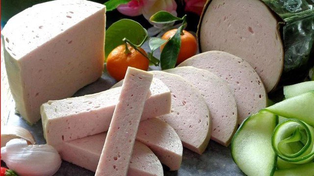 Giò sạch khi cắt miếng giò ra sẽ thấy có những lỗ rỗng và kém dai hơn loại giò chứa hàn the.