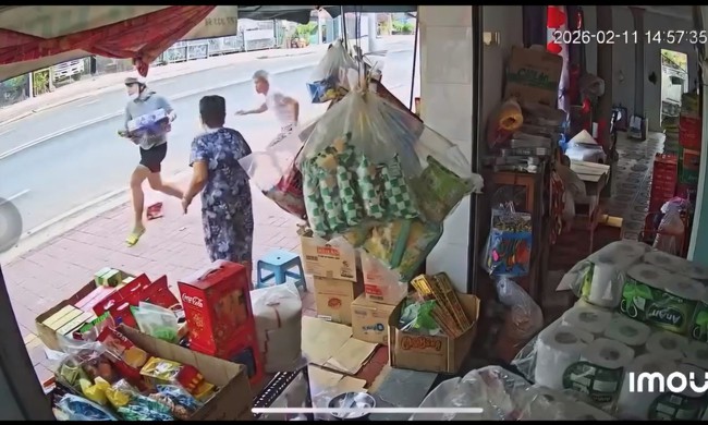 Đối tượng ôm thùng bia bỏ chạy