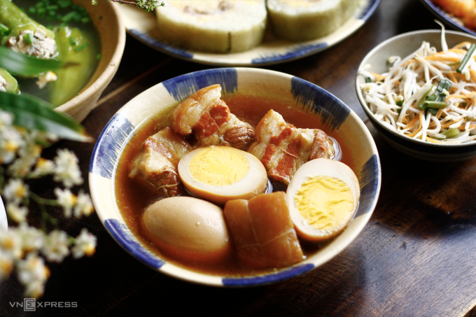 Thịt kho tàu với miếng thịt vuông và hột vịt tròn, món ăn mang ý nghĩa "mọi sự bình an, vạn sự vuông tròn". Ảnh: Bùi Thủy