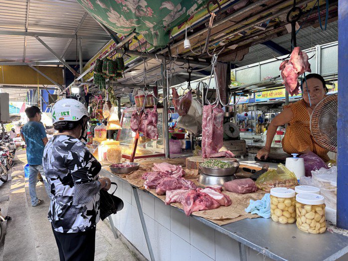 Giá thịt heo ở chợ truyền thống TP HCM “nhảy múa” từng ngày, khiến nhiều người phân vân