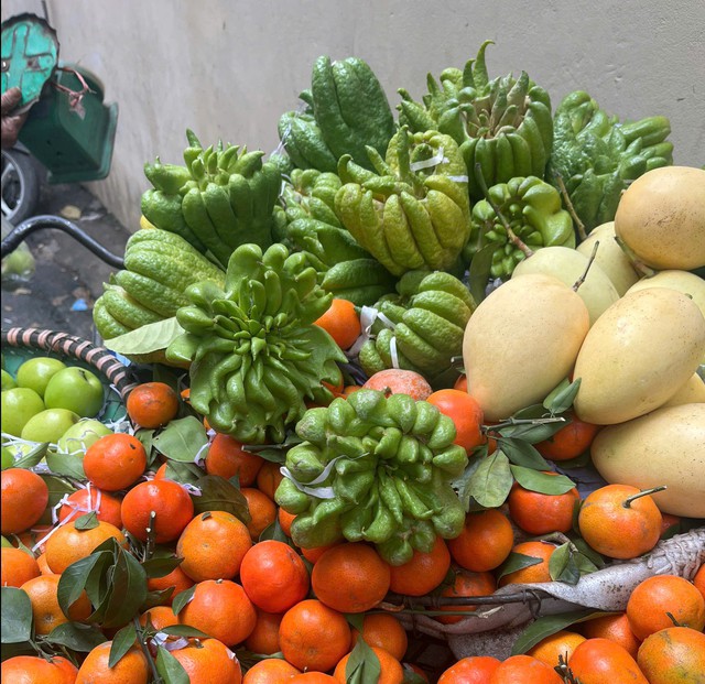 Các loại trái cây phục vụ bày mâm ngũ quả được bày bán phong phú, đa dạng. Ảnh: Đan Tâm.