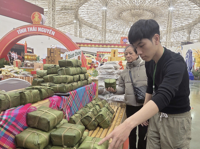 Tại gian hàng bánh chưng Bờ Đậu Hương Liên, anh Nguyễn Hùng Duy cho biết, trung bình mỗi ngày cơ sở tiêu thụ khoảng 100 chiếc bánh chưng với giá bán 70.000 đồng/chiếc.