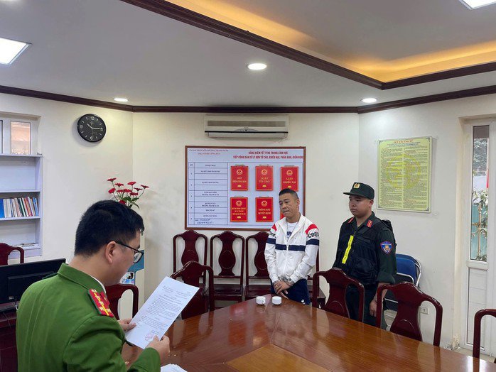 Cơ quan công an đọc lệnh bắt giữ Lê Anh Tuấn, tức Tuấn "ve". Ảnh: Công an cung cấp