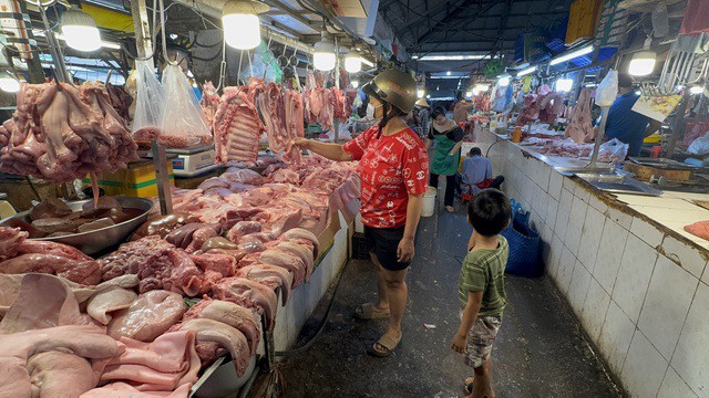 Khách mua thịt heo tại chợ Bình Khánh, TP HCM