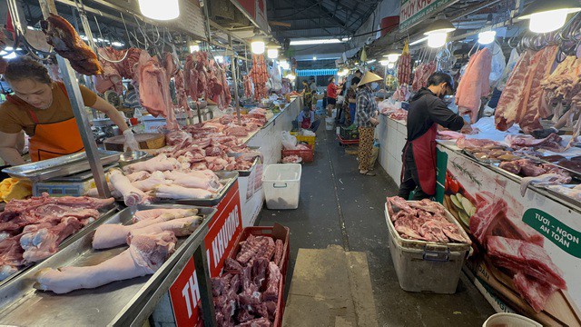 Tiểu thương ở chợ lẻ tăng số lượng thịt heo bán Tết lên gấp ba, gấp bốn lần so với ngày thường