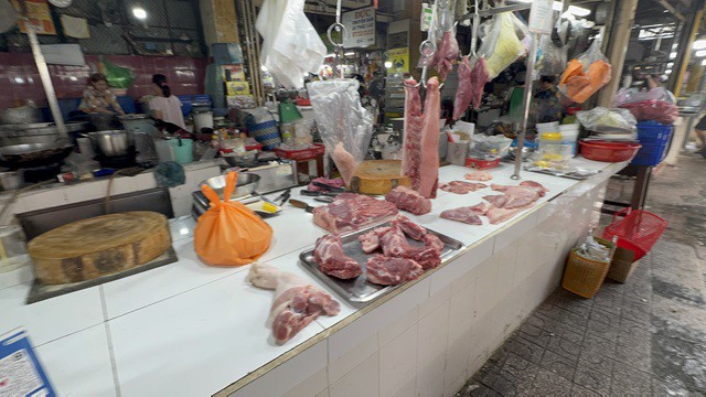 Nhiều sạp thịt vắng khách