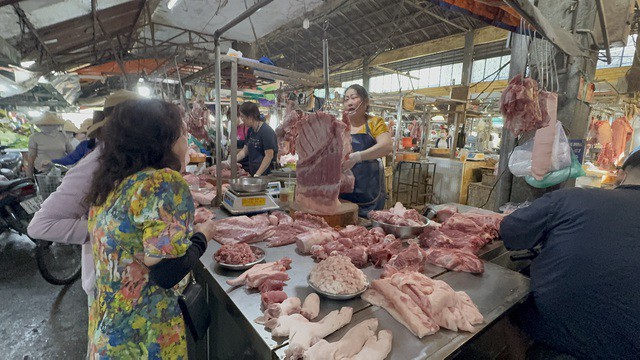 Các quầy bán thịt heo tại chợ Thị Nghè đông khách