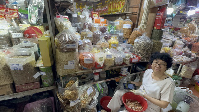 Sạp mứt tại chợ Tân Định, TP HCM, vắng khách