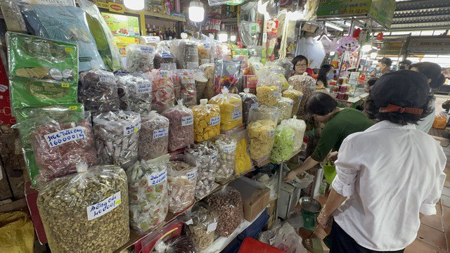 Khách mua mứt Tết tại chợ truyền thống