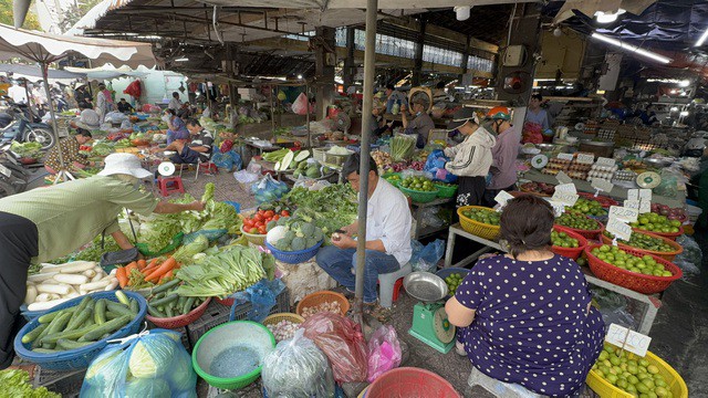 Khách mua rau củ tại chợ lẻ vẫn chưa nhộn nhịp