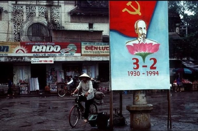 Mọi người đạp xe trên phố. Những năm đầu thập niên 1990, xe đạp vẫn là phương tiện giao thông phổ biến ở các đô thị.