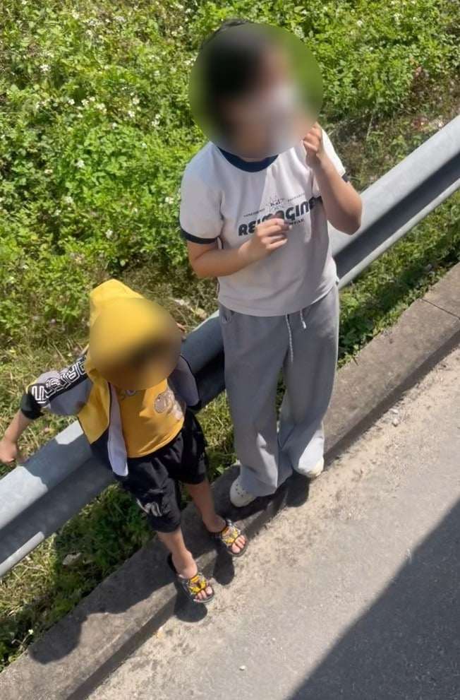 Hai đứa trẻ bị bỏ rơi bên đường may mắn có một xe khác cho đi nhờ. Ảnh: CMH