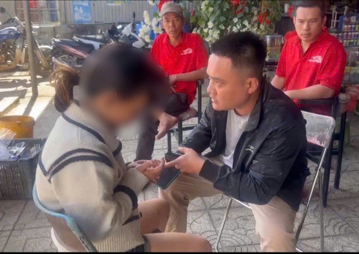 Chị Nguyễn Thị H. (bên trái) có dấu hiệu trầm cảm