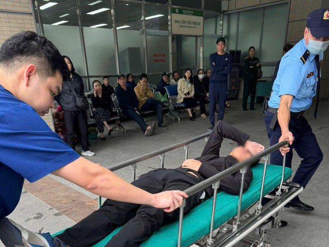 Bệnh nhân được đưa đến bệnh viện kịp thời. Ảnh: Công an TP Hà Nội.