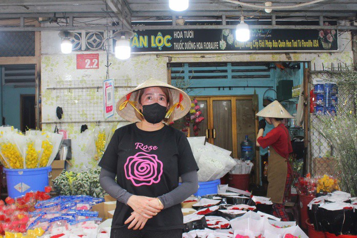 “Sáng giờ tôi chưa bán được bó hoa nào, chỉ mong ngày mai lễ chính thức khách sẽ đông hơn” - chủ cửa hàng nói
