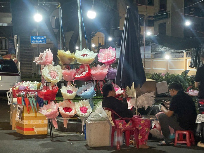 Ghi nhận lúc 20 giờ, trên tuyến đường Nguyễn Văn Cừ, hơn 10 sạp hoa rơi vào cảnh vắng khách, không khí mua bán trầm lắng