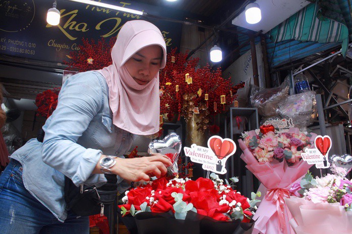 Chủ cửa hàng Kha Nguyễn tất bật gói hoa, chuẩn bị đơn giao cho khách.