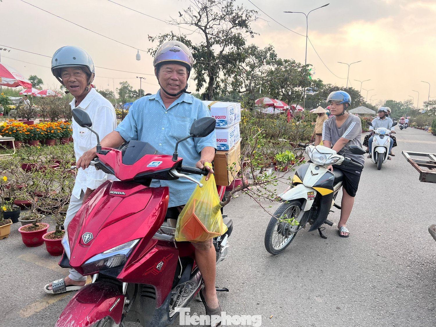 Tại lễ khai mạc, Phó Chủ tịch HĐND TPHCM Nguyễn Văn Dũng đánh giá, việc miễn phí thuê gian hàng cho các thương nhân, nhà vườn bán hoa là một chính sách hết sức nhân văn, thể hiện tinh thần tương thân tương ái, hỗ trợ cộng đồng.