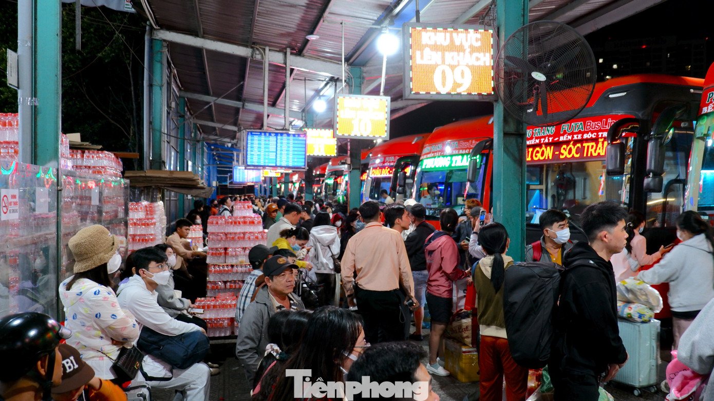 Khu vực nhà xe Phương Trang chật kín hành khách.