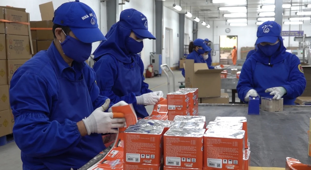 Phân xưởng sản xuất pháo hoa làm việc hết công suất. Ảnh: Đ.A