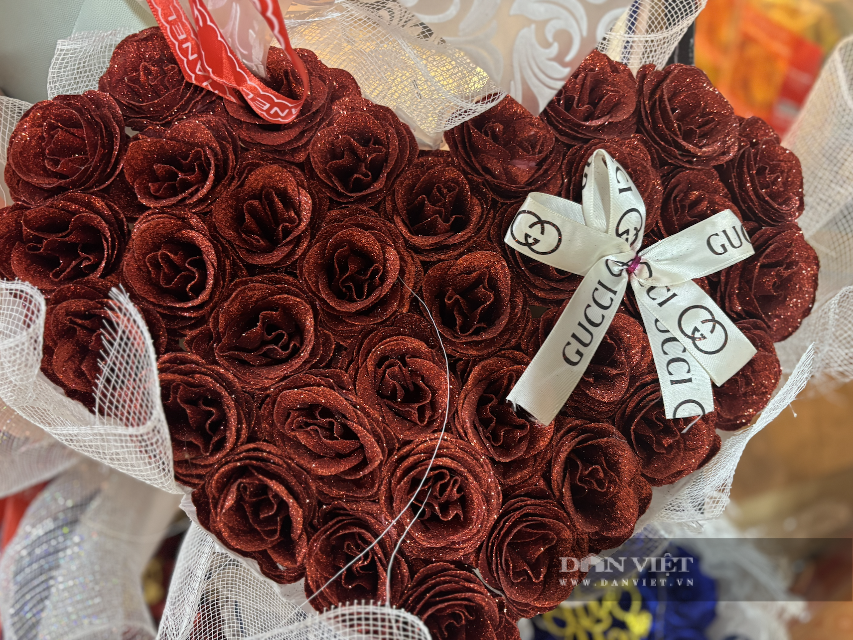 Ngoài hoa tươi, thì hoa nhũ cũng được nhiều người chọn đặt mua bởi độ bền. Ảnh: Nhật Hà