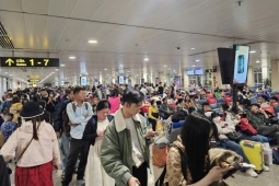 Hành khách xuyên đêm tại sân bay Tân Sơn Nhất ngày cận Tết