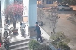 Nam thanh niên cầm 2 con dao trèo qua cổng vào trụ sở công an quậy phá