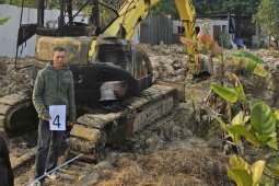 Mâu thuẫn trong làm ăn, người đàn ông mang xăng đốt máy xúc