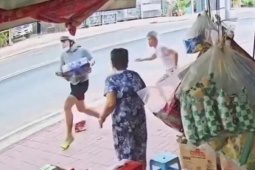 2 thanh niên cướp 3 thùng bia, cụ ông giằng co quyết liệt