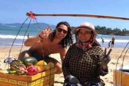 Cứ ngỡ là mời chào bình thường, ai ngờ người bán hoa quả Nha Trang lại làm điều này khiến khách Tây "đứng hình"