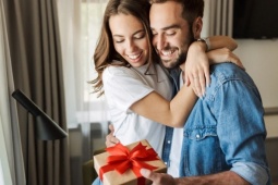 Valentine 14/2 nam tặng quà nữ hay nữ tặng nam?