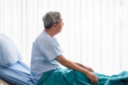 Phát hiện vợ ngoại tình khi đang hấp hối, doanh nhân âm thầm sửa di chúc khiến vợ chết lặng