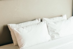 Vì sao trên giường khách sạn thường đặt 4 chiếc gối?