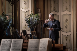 Từ khu nhà nghèo đến tỷ phú: Cựu CEO Starbucks đổi đời nhờ giáo dục thế nào?