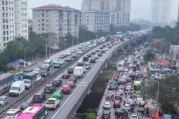 Dòng xe ùn ùn rời phố về quê nghỉ Tết, cửa ngõ Thủ đô tắc cứng